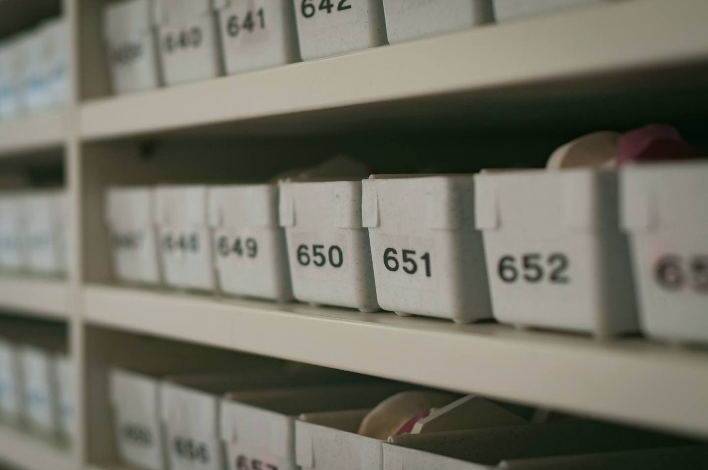 Beschriftete Archivkartons in einem Regal