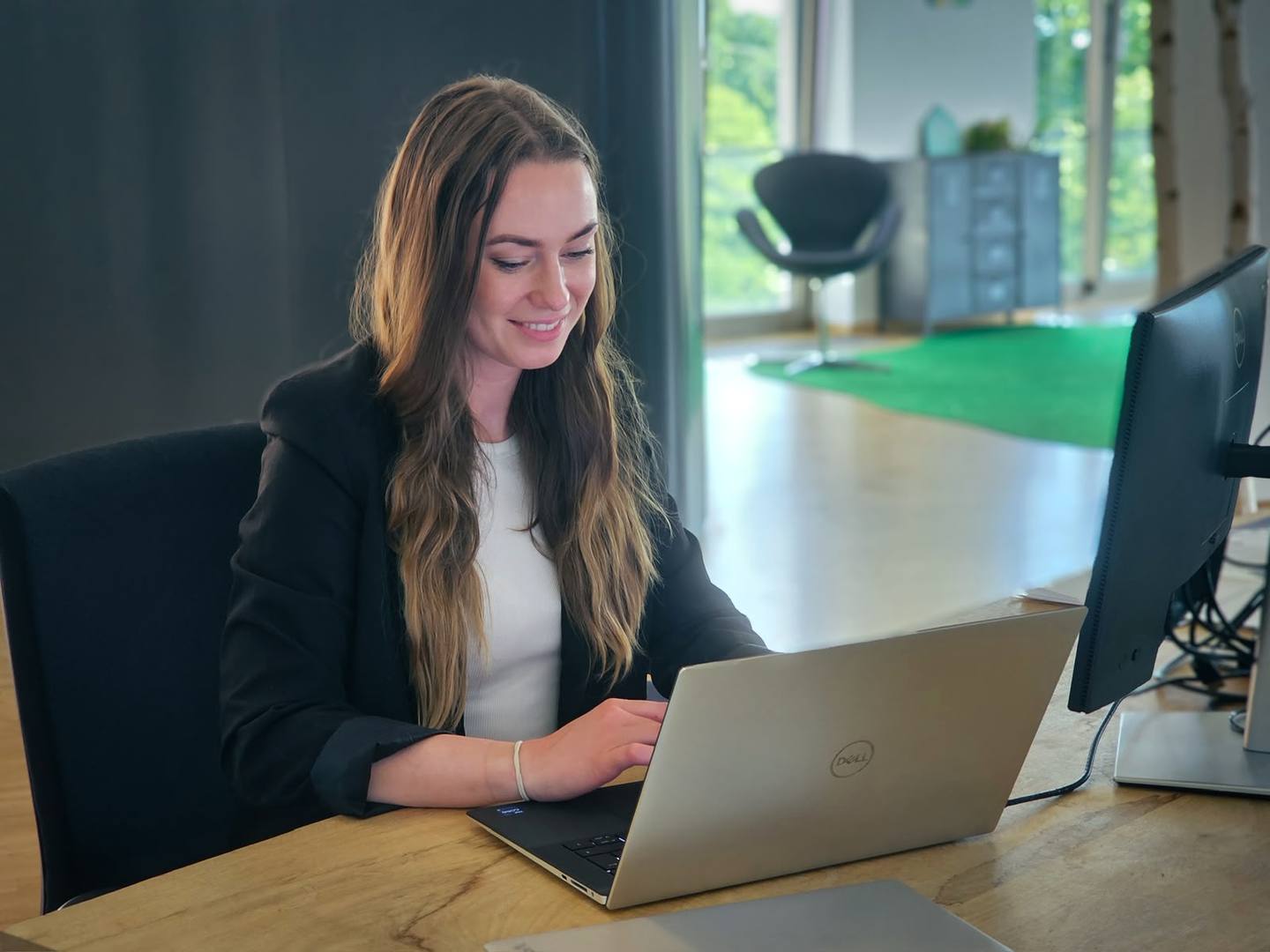 Thessa Mahlau arbeitet an ihrem Schreibtisch am Laptop