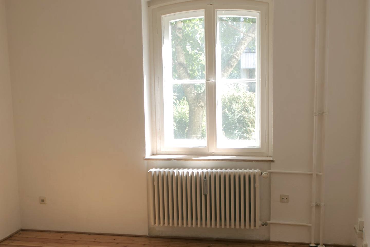 Leere Wohnung mit Dielenboden vor der Übergabe